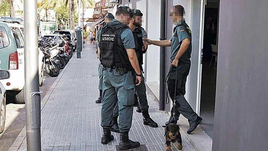 El agente ´Coco´, el pasado miércoles, cuando se disponía a buscar billetes escondiddos en una de las oficinas registradas.