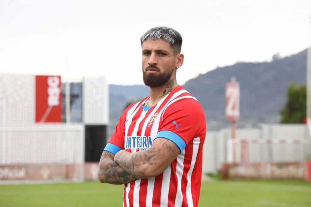 Jeraldino, durante su presentación con el Sporting. | Juan Plaza