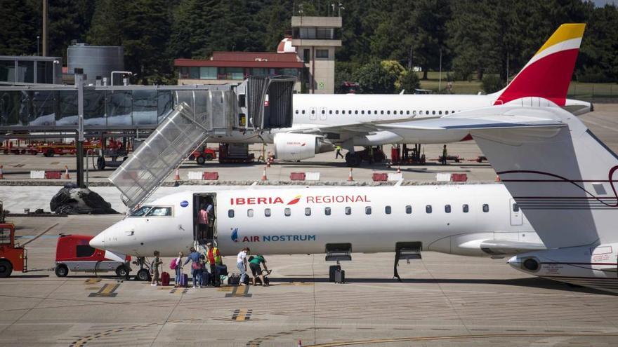 Avión de Air Nostrum en Peinador. // Cristina Graña