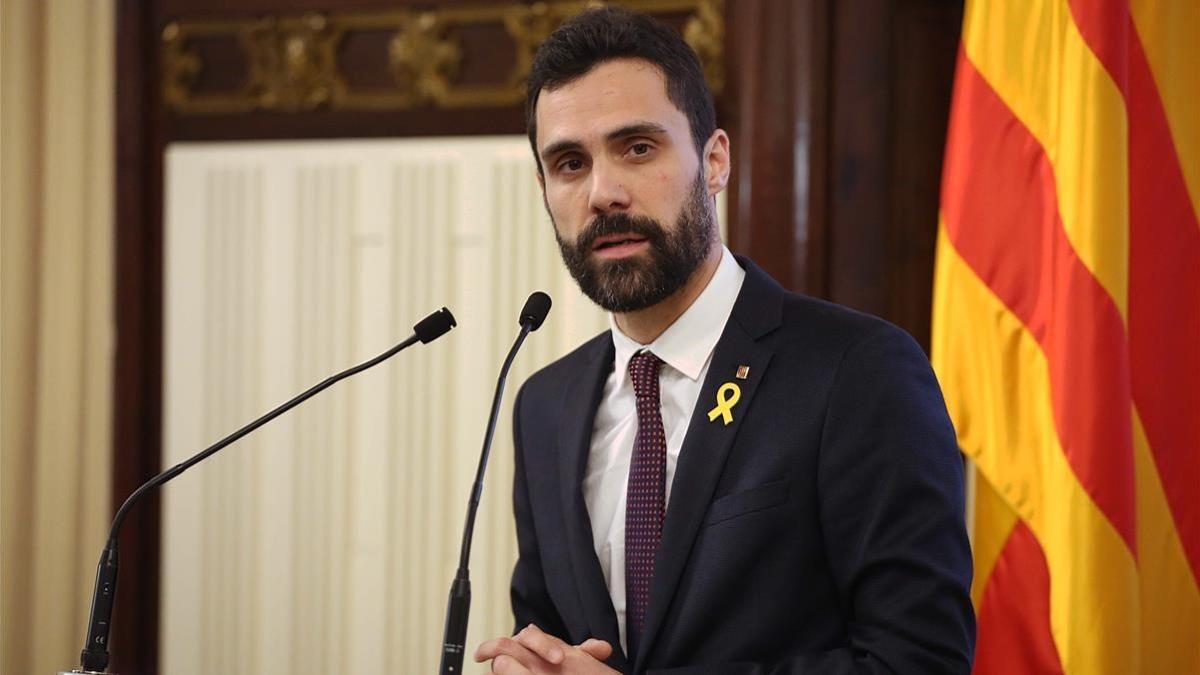 El presidente del Parlament, Roger Torrent, durante el anuncio de aplazamiento del pleno de investidura.