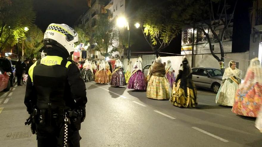 Un agente controla un desfile fallero en Torrent