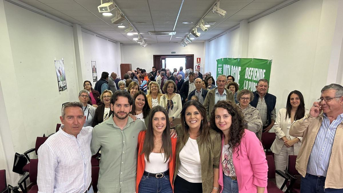 La portavoz adjunta del grupo socialista en el parlamento andaluz y candidata al parlamento andaluz, Ángeles Férriz, y la portavoz del PSOE de Málaga y candidata al parlamento andaluz, Ana Villarejo, en un acto en Cuevas del Becerro.