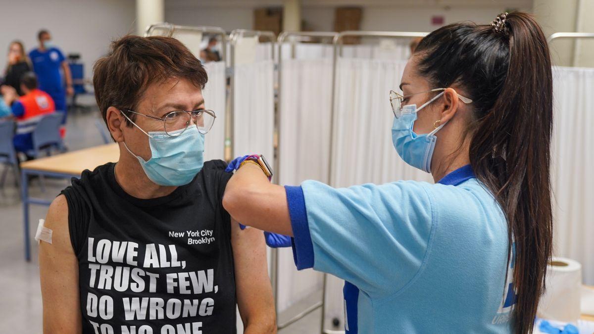 Una mujer recibe una de las dosis de la vacuna contra el coronavirus. / EDUARDO BRIONES  / EP