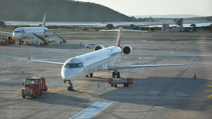 Un pasajero borracho y agresivo obliga a pedir ayuda a la tripulación de un vuelo de Bristol a Ibiza