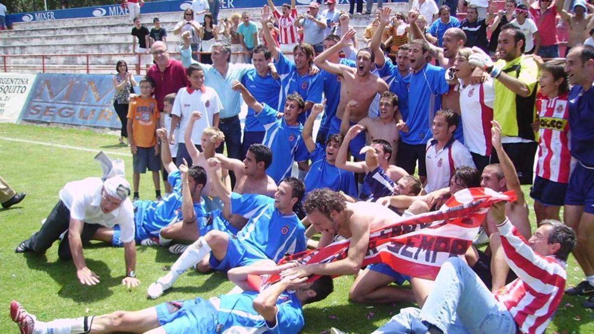 La plantilla del Girona celebró el ascenso en el césped del estadio Val