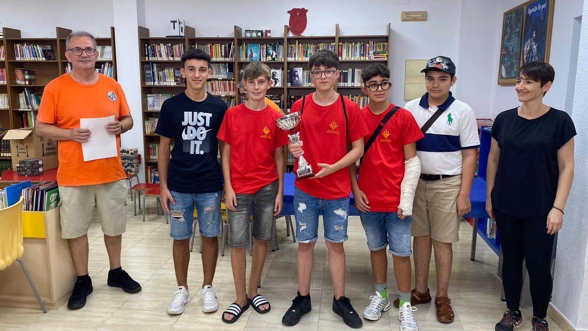 Los ajedrecistas del Escacs Xàtiva con el trofeo de campeones en Manuel.