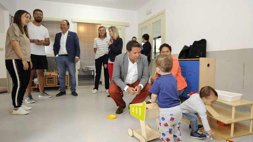 Rodríguez, Pérez Asorey y Crespo durante la visita a la nueva aula de la escuela infantil del Pontiñas. // Bernabé/Javier Lalín