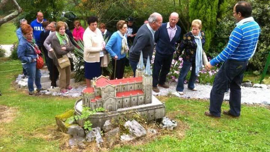 Los vecinos de Areñes, en Piloña, visitan varios rincones de Gijón