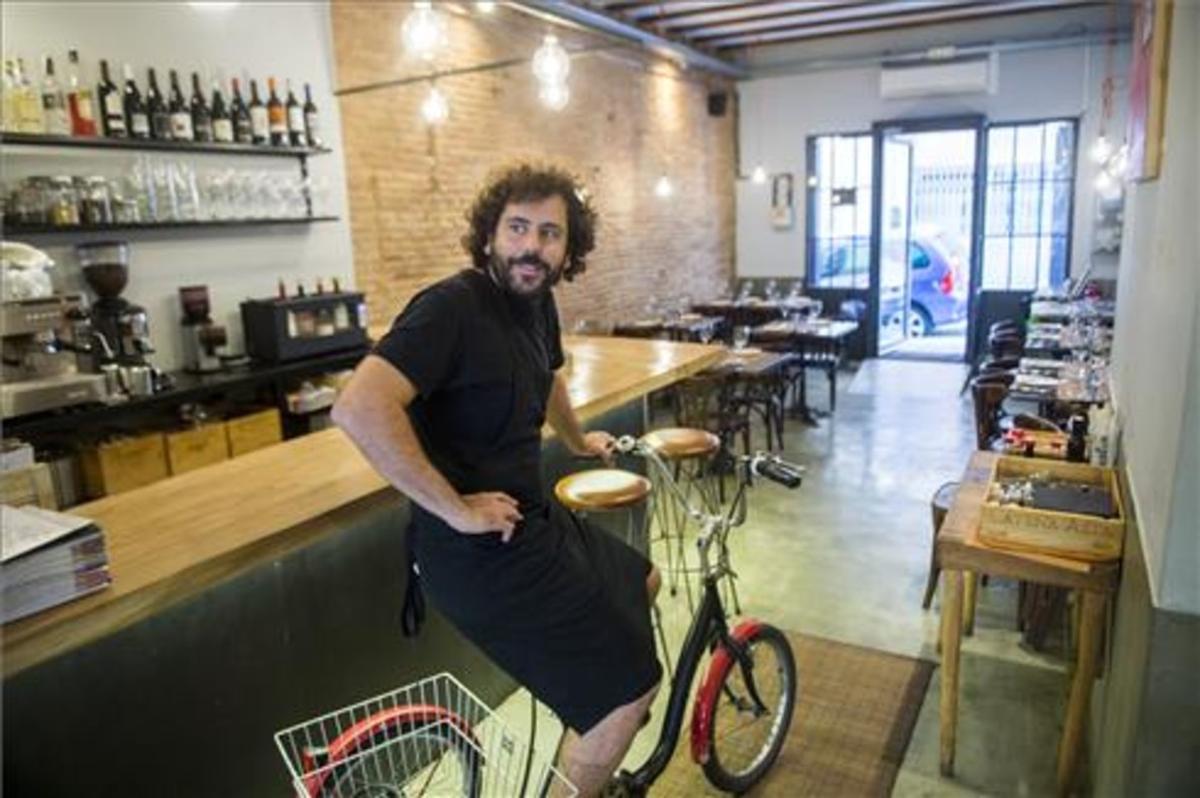 Xavi Codina, en bicicleta dentro del comedor de La Panxa del Bisbe. Foto: Jordi Cotrina