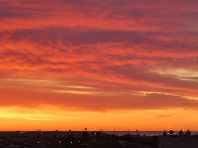 Los cielos de rojo intenso registrados esta mañana en València.