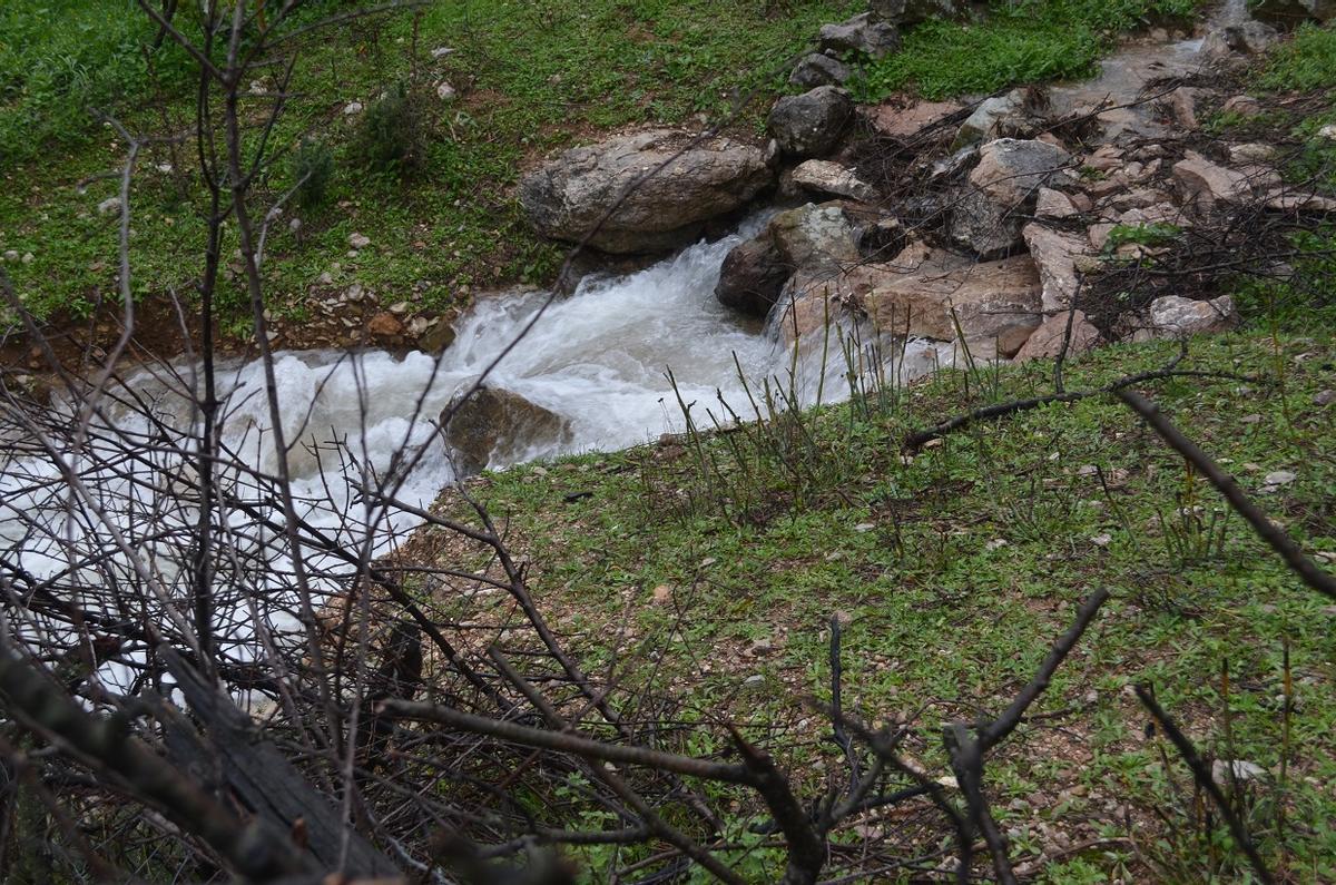 El agua procedente del Pozancón de Alpandeire termina por desaparecer bajo el suelo.