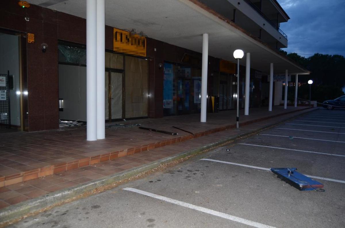 Cau la banda que va fer explotar un caixer d'una entitat bancària de Pals