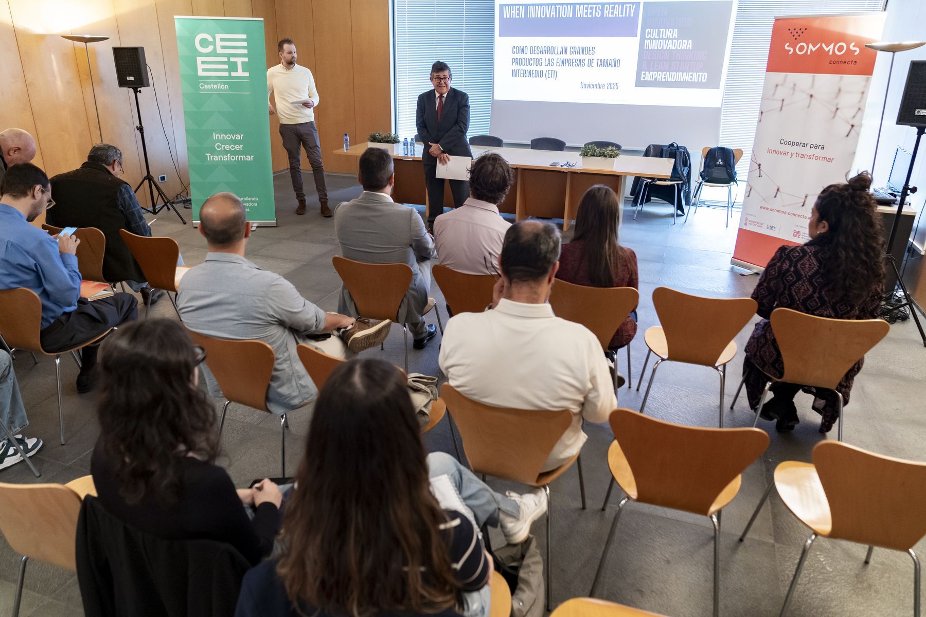 Asistentes a la jornada '¿Cómo crean sus productos las empresas de tamaño intermedio en España? Casos de éxito'