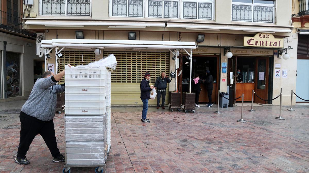 Imágenes de comercios de Málaga cerrados en el primer día de cierre de la actividad no esencial