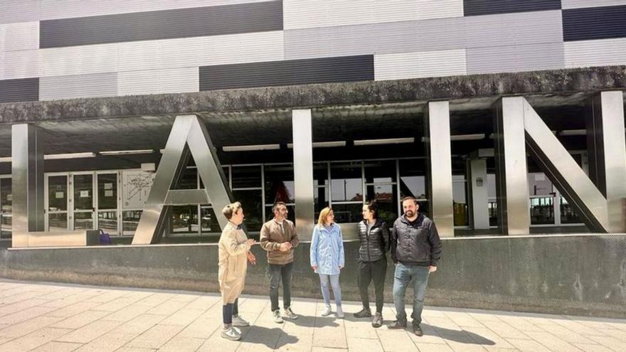 Miembros de la candidatura del BNG a las puertas del Arena. |