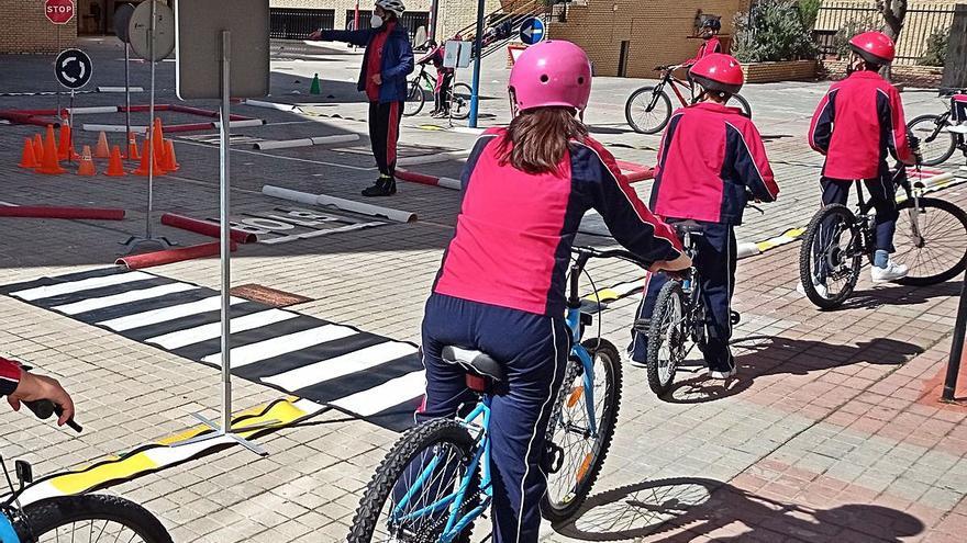  Niños del Divina Providencia, en el circuito vial instalado en el patio. 