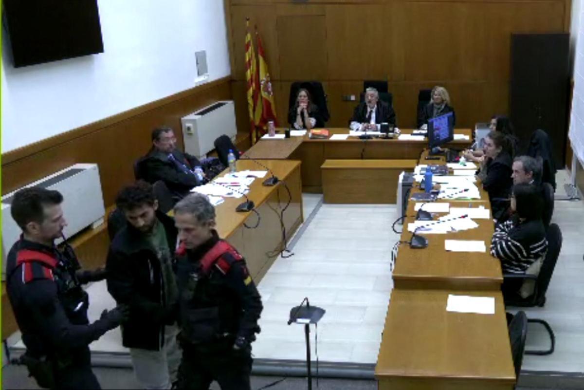 El moment en què el jutge ordena expulsar lacusat del judici pel seu mal comportament