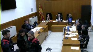 El moment en què el jutge ordena expulsar lacusat del judici pel seu mal comportament