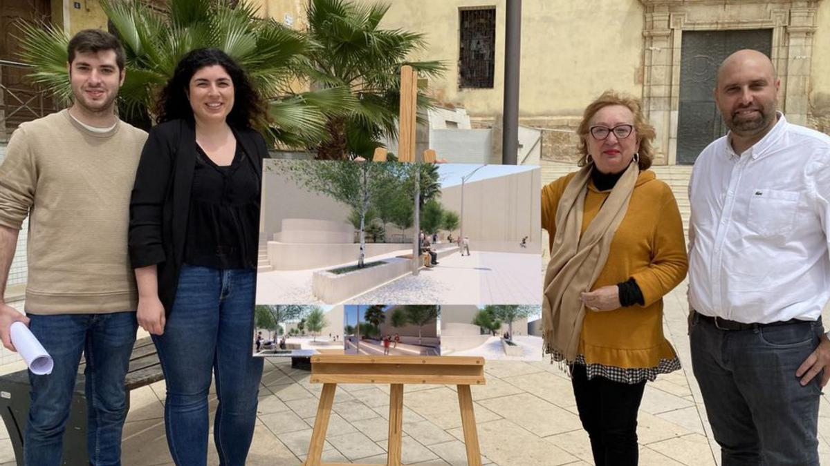 Responsables municipales posan en la plaza con recreaciones del proyecto. | MEDITERRÁNEO