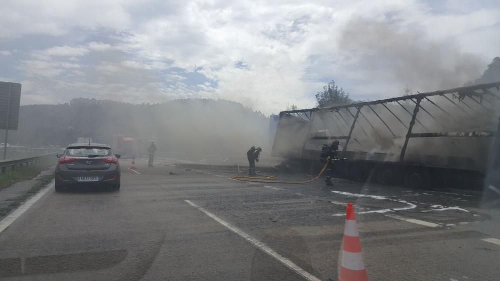 El incendio de un camión causa retenciones en la "Y"