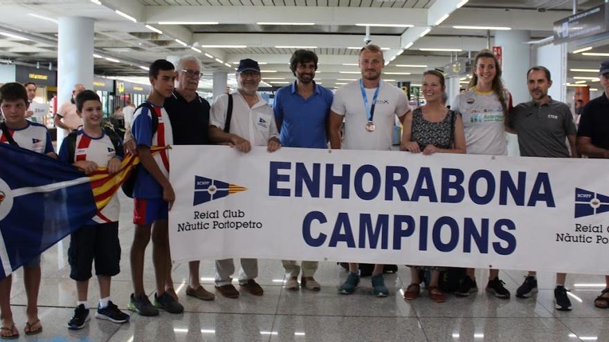 Carles Gonyalons y los representantes del RCN Portopetro posan con la pancarta y sus deportistas.