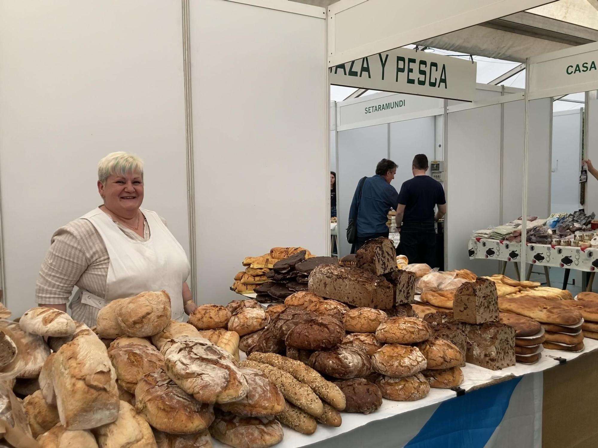 Una de las elaboradoras de pan y dulces en el recinto ferial