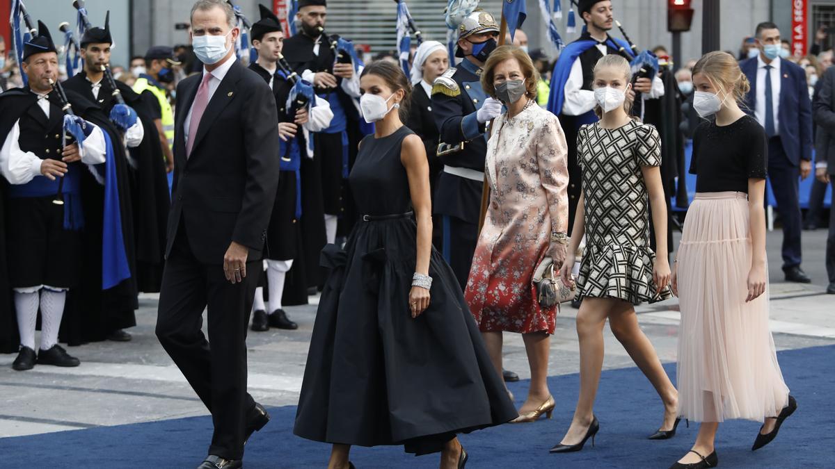 La alfombra azul: así fue la llegada de la Familia Real, premiados e invitados al Campoamor