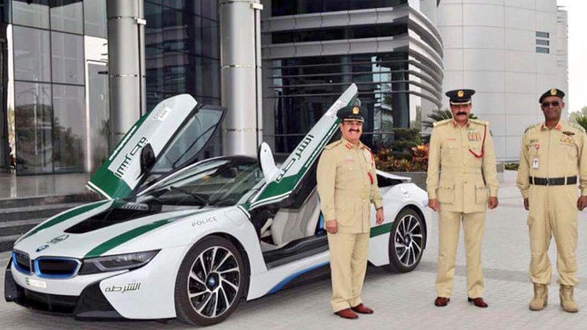 la-polic-a-de-dubai-presume-de-coches-patrulla