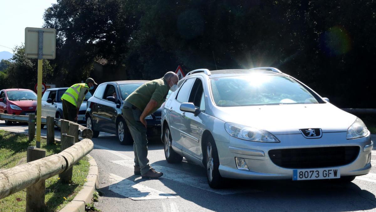 Diversos vehicles fent cua per accedir al Parc Natural del Montseny a l&#039;altura de Fogars de Montclús, prèvia supervisió dels Agents Rurals.