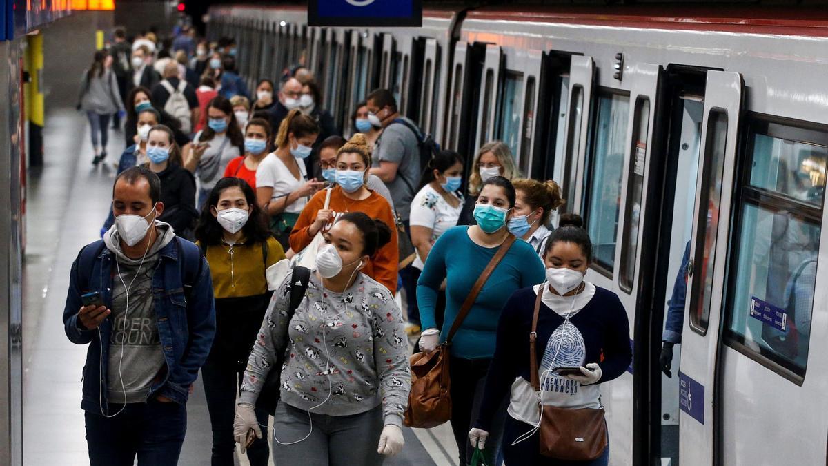 Usuarios del metro de Barcelona con mascarilla.