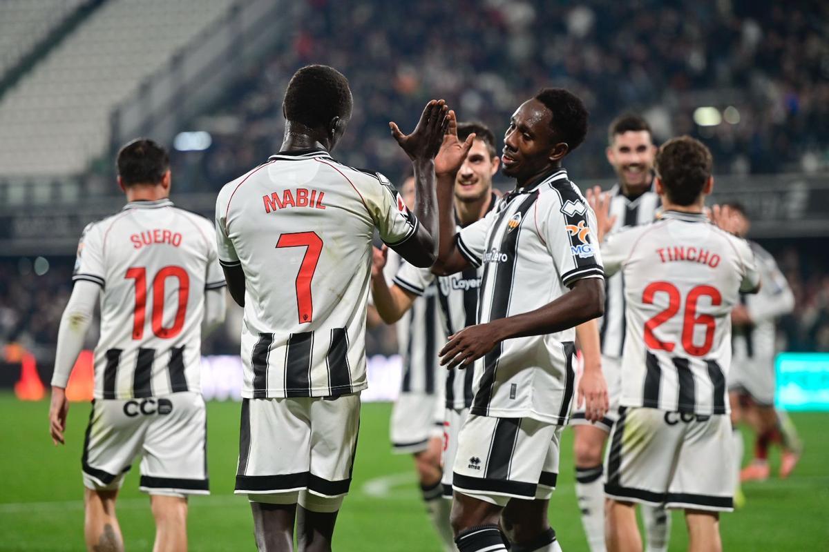 Mabil y Camara celebran el gol.