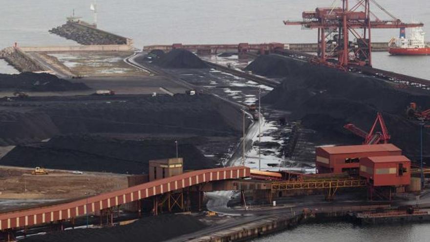 Carbón acumulado en las instalaciones del puerto de El Musel, en Gijón.