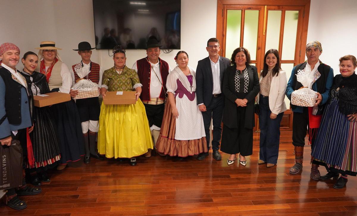 El alcalde y la regidora, en el intercambio de obsequios con las agrupaciones participantes en el intercambio.