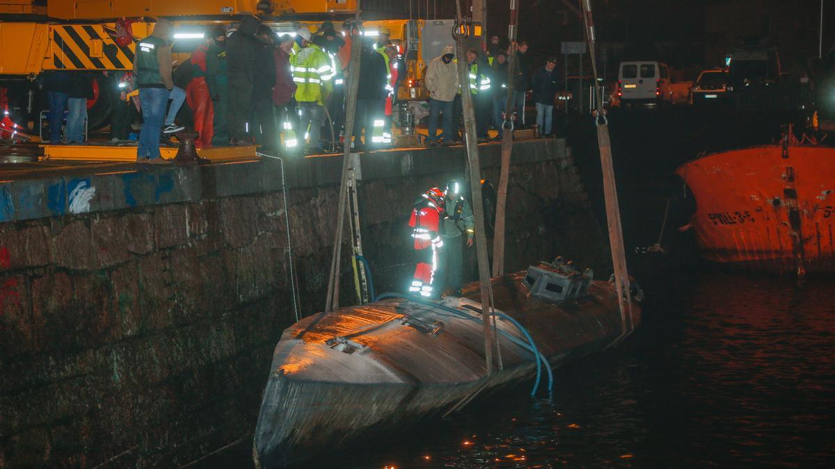 Labores de reflotación del narcosubmarino en el puerto de Aldán.