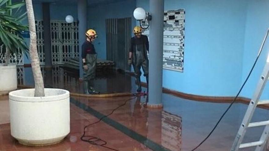 Los bomberos achican 40.000 litros de agua en un centro comercial de Dénia