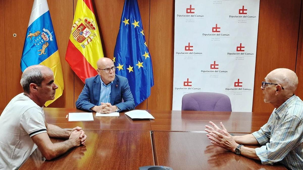 Reunión mantenida entre el Diputado del Común, Rafael Yanes, y los representantes de la Asociación de Amigos contra el Sida, Orlando Viera y Alberto Pérez.