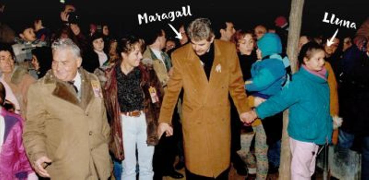 Maragall lleva de la mano a Lluna, un día de fiesta de 1993.