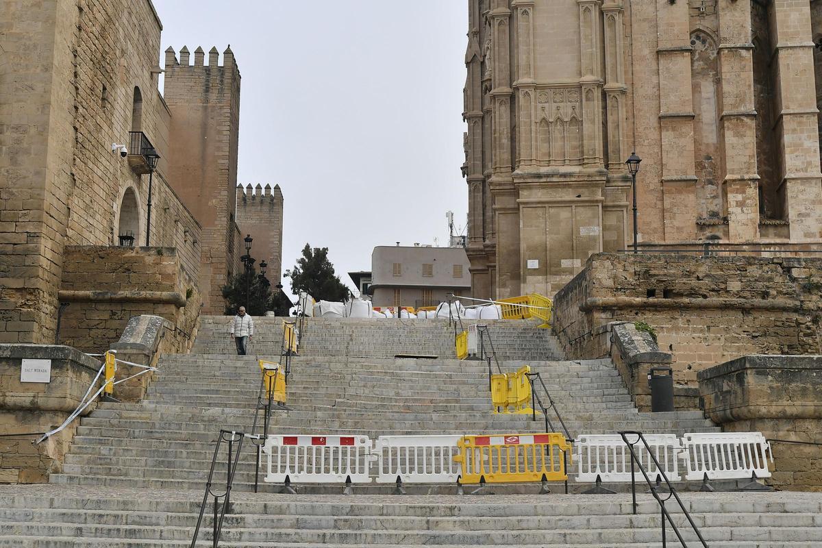 Große Risse und abgerutschte Seitenteile: So kaputt ist die Treppe vor Palmas Kathedrale