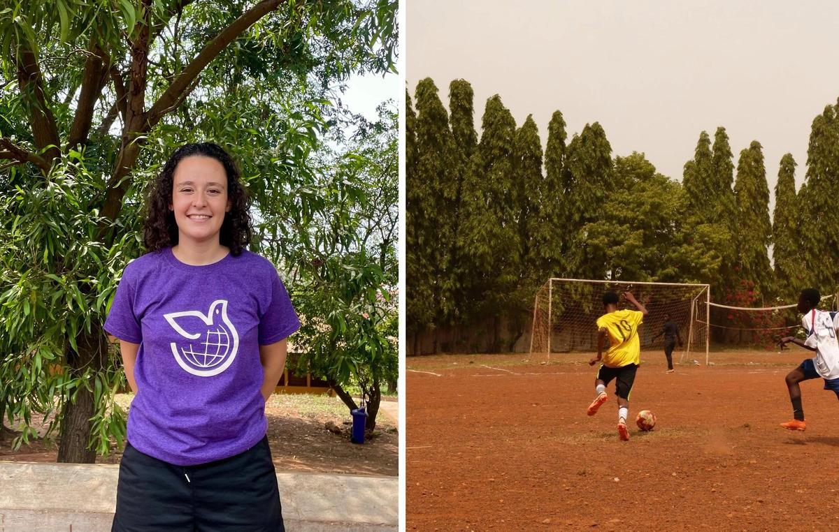 Carla Benavent en Ghana y, a la derecha, adolescentes juegan al fútbol en un campo de tierra del país africano
