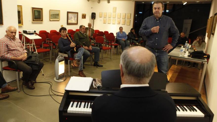 Participantes en uno de las clases del curso de canción asturiana.