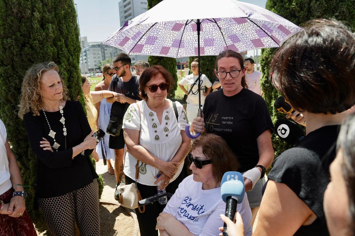 La alcaldesa habla con los familiares de Laura Edo.