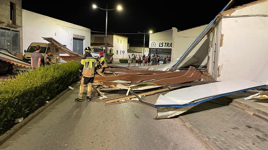 El viento arranca un techo y varios árboles en Los Santos de Maimona