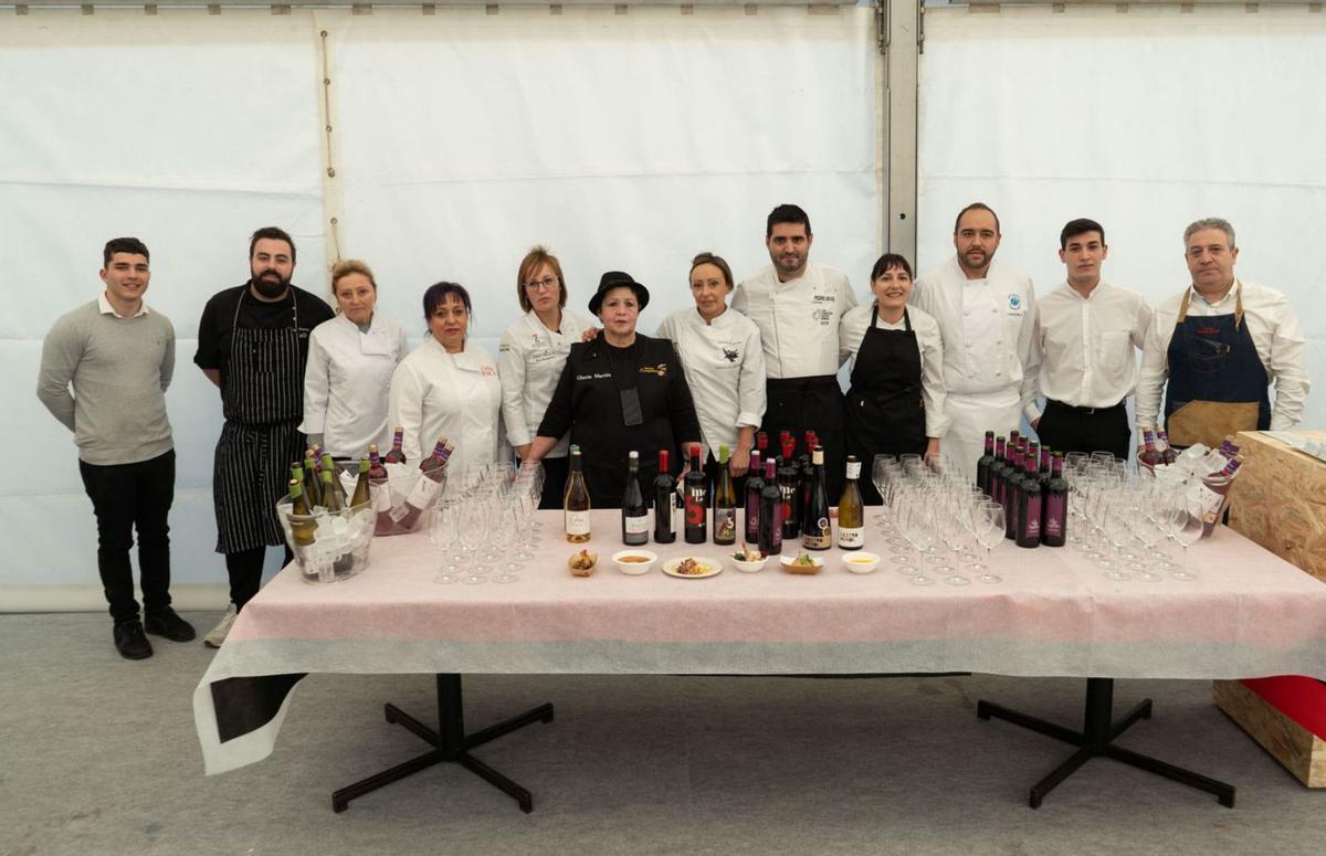 Los asistentes a Fitecu degustan los vinos de la tierra y las tapas del Menú Sierra de la Culebra ofrecido ayer a mediodía. En el centro, homenaje de la asociación de la capa alistana a las víctimas de los incendios del pasado verano. | José Luis Fernández y Araceli Saavedra