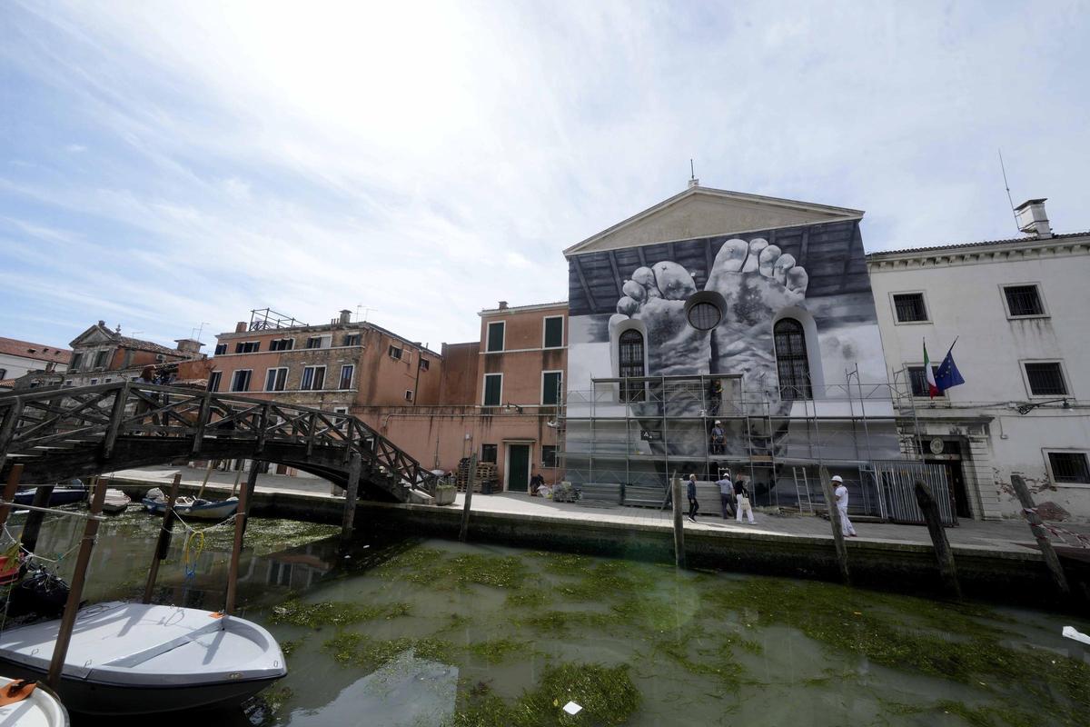 Fuera de la prisión de mujeres de Giudecca, que alberga el pabellón de la Santa Sede durante la inauguración previa de la exposición de arte de la 60ª Bienal de Venecia