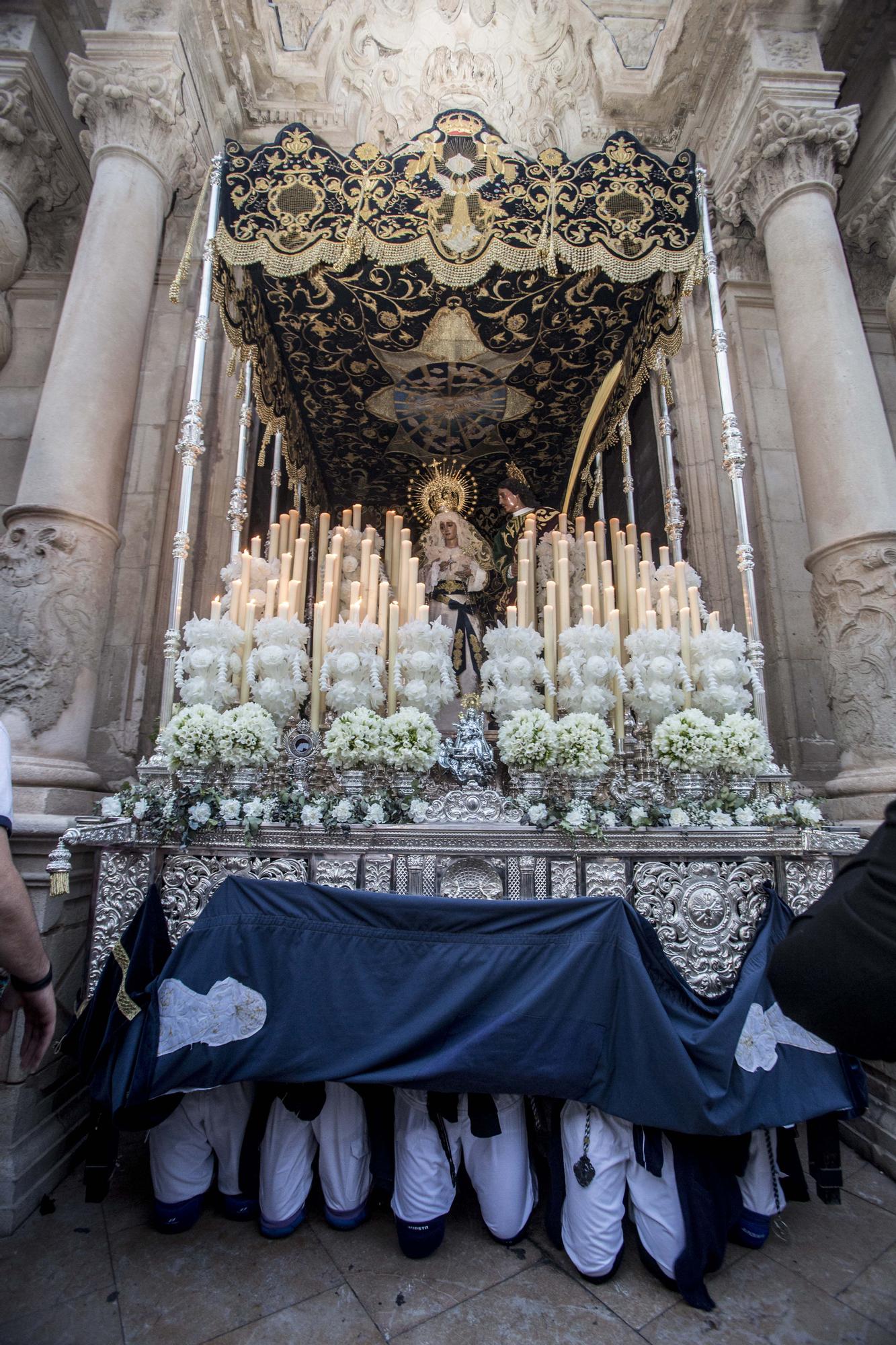 Complicada salida del palio de la Virgen con los costaleros arrodillados