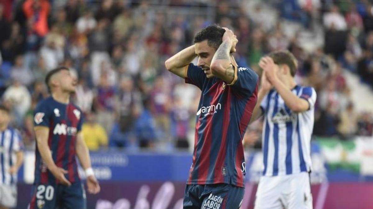 Julio Alonso se lamenta tras una ocasión fallada durante el duelo en El Alcoraz