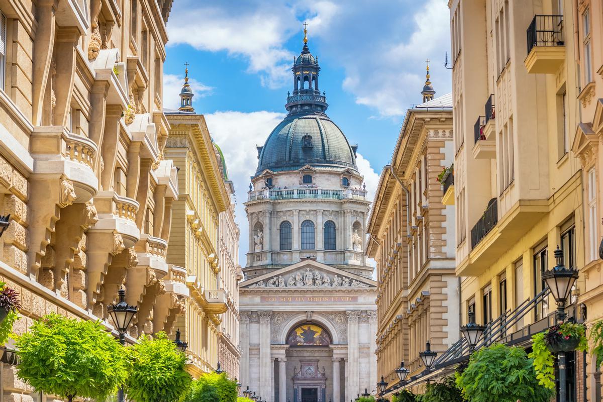 Centro de Budapest Hungría con Basílica de San Esteban.