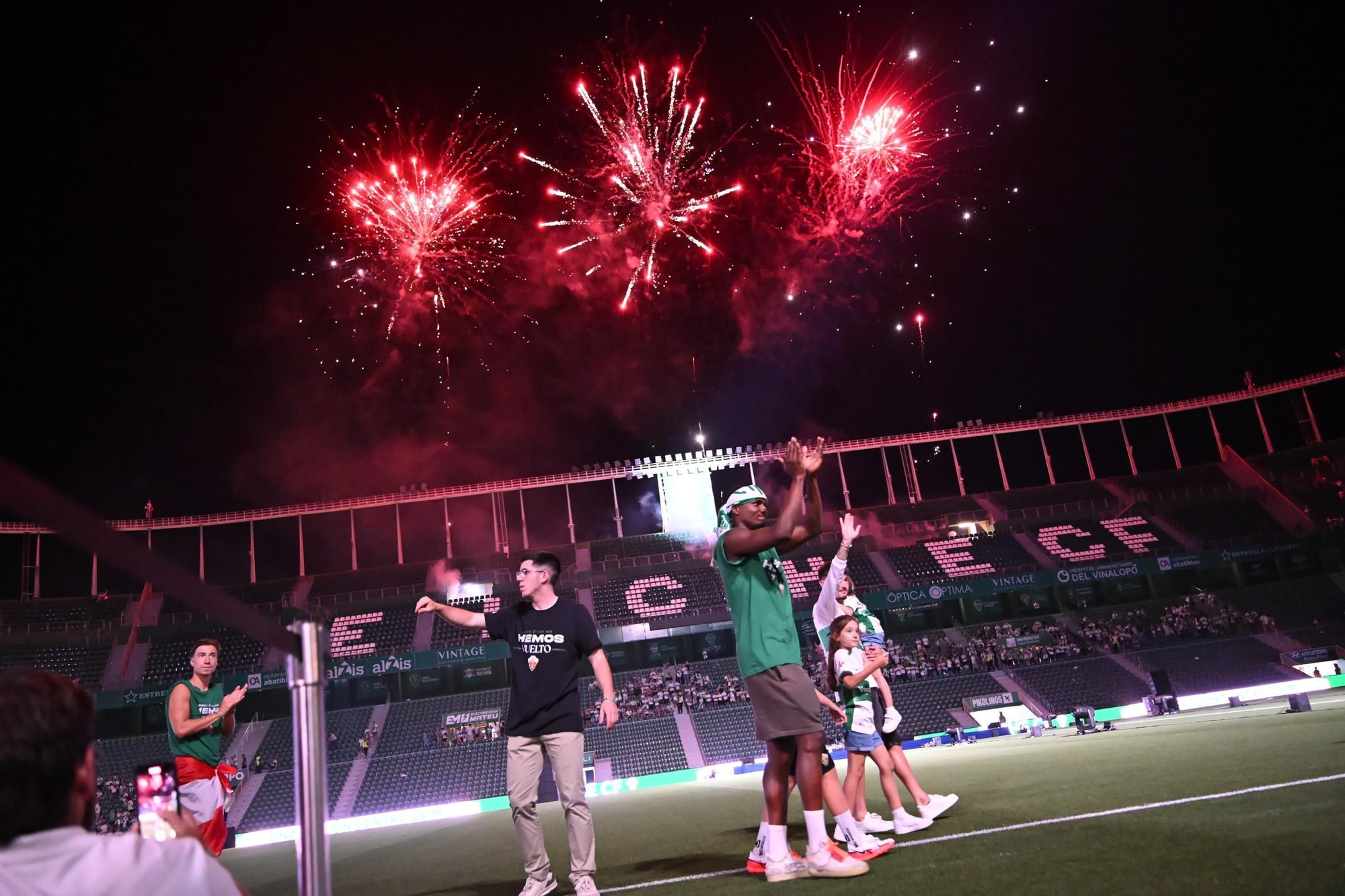 El Elche CF celebra el ascenso a Primera en el Martínez Valero