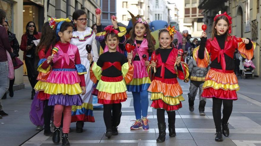 Varias niñas disfrazadas en el desfile infantil de Carnaval del pasado año en Zamora.