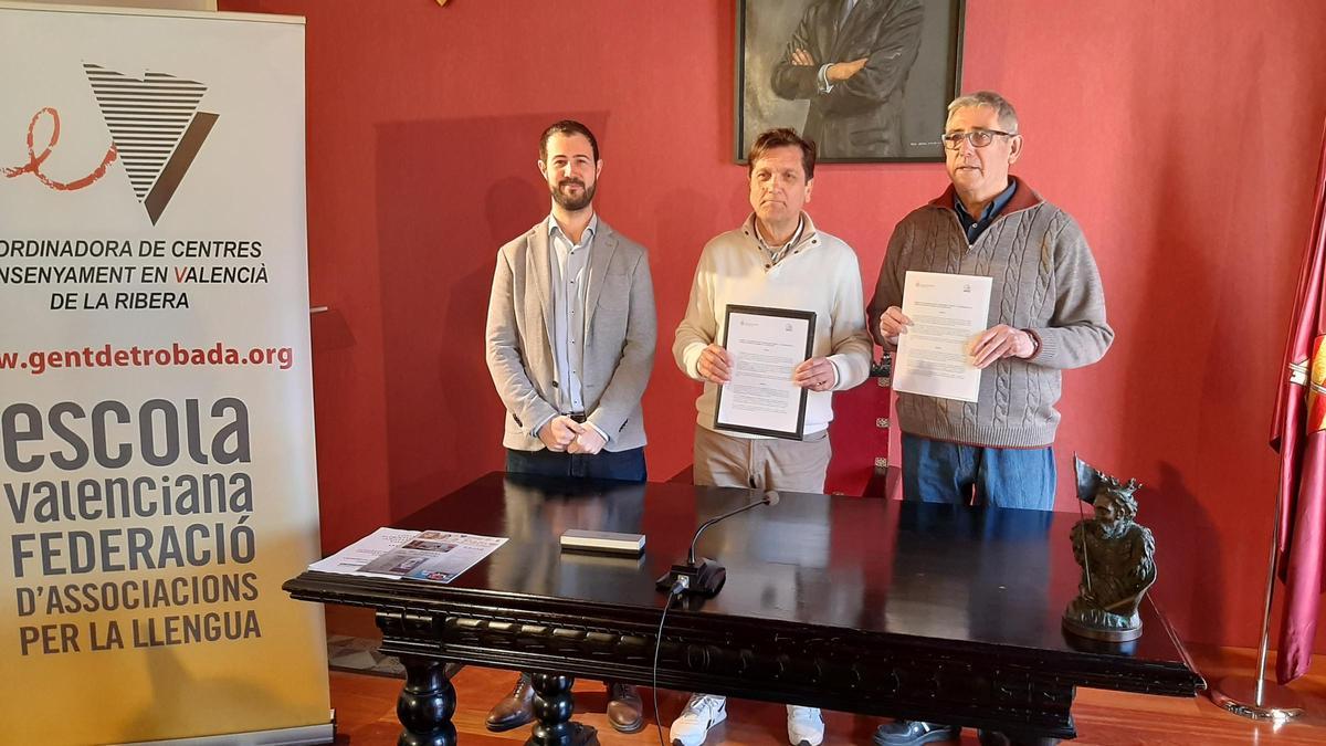 Signatura del Conveni de col·laboració entre l'Ajuntament d'Alzira i Escola Valenciana